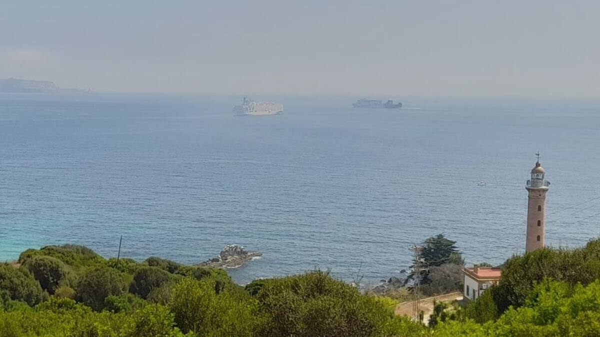 Los vecinos del Faro de Punta Carnero denuncian el mal olor de los buque de ganado