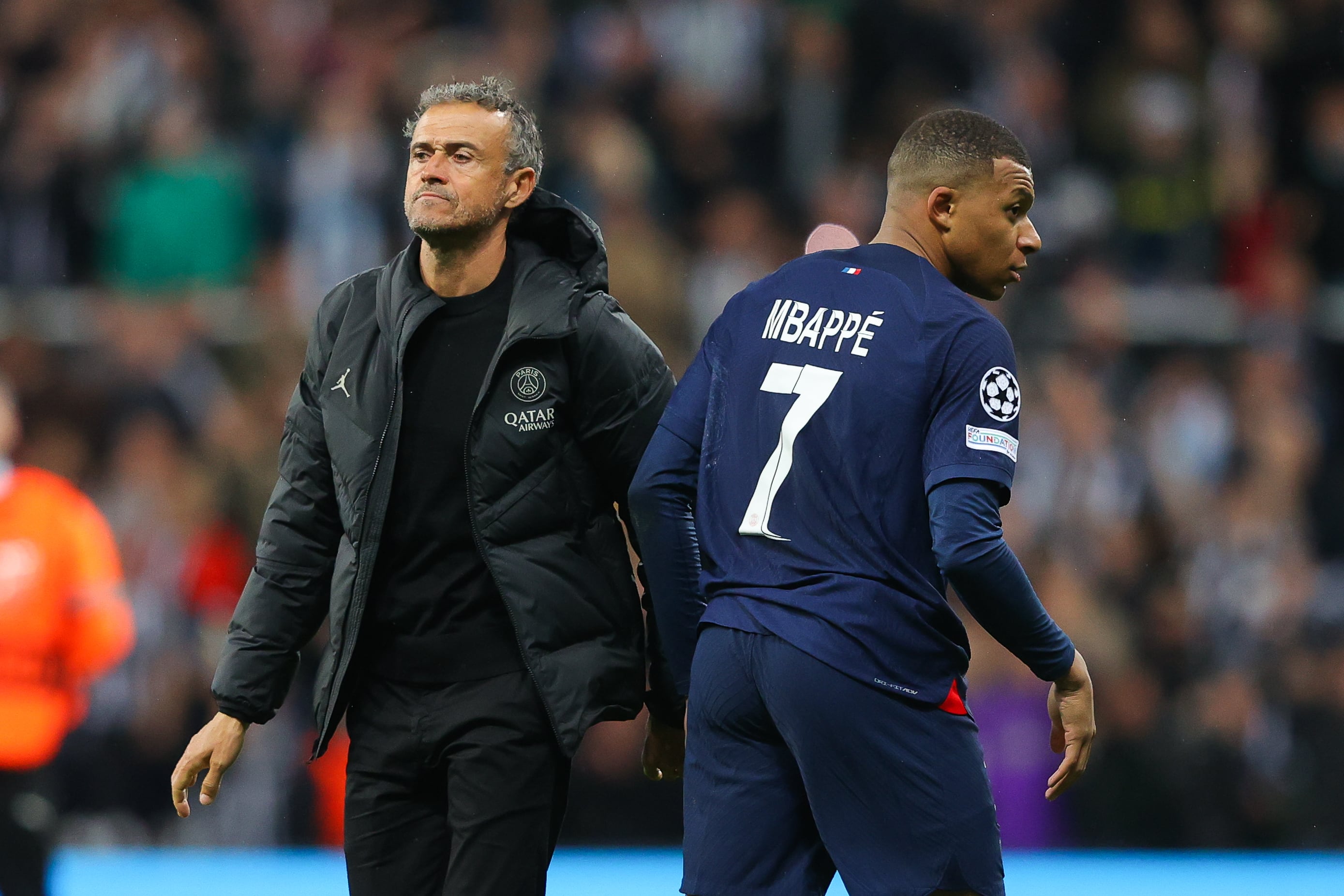 Kylian Mbappé y Luis Enrique se cruzan durante un partido de Champions League del PSG