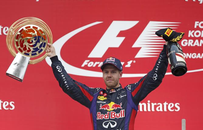 El alemán Vettel celebra en el podio su victoria en el GP de Corea