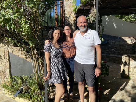 De izquierda a derecha: Cristina, Ayana y Gonzalo en la puerta de su nueva casa en Madarcos, Madrid.