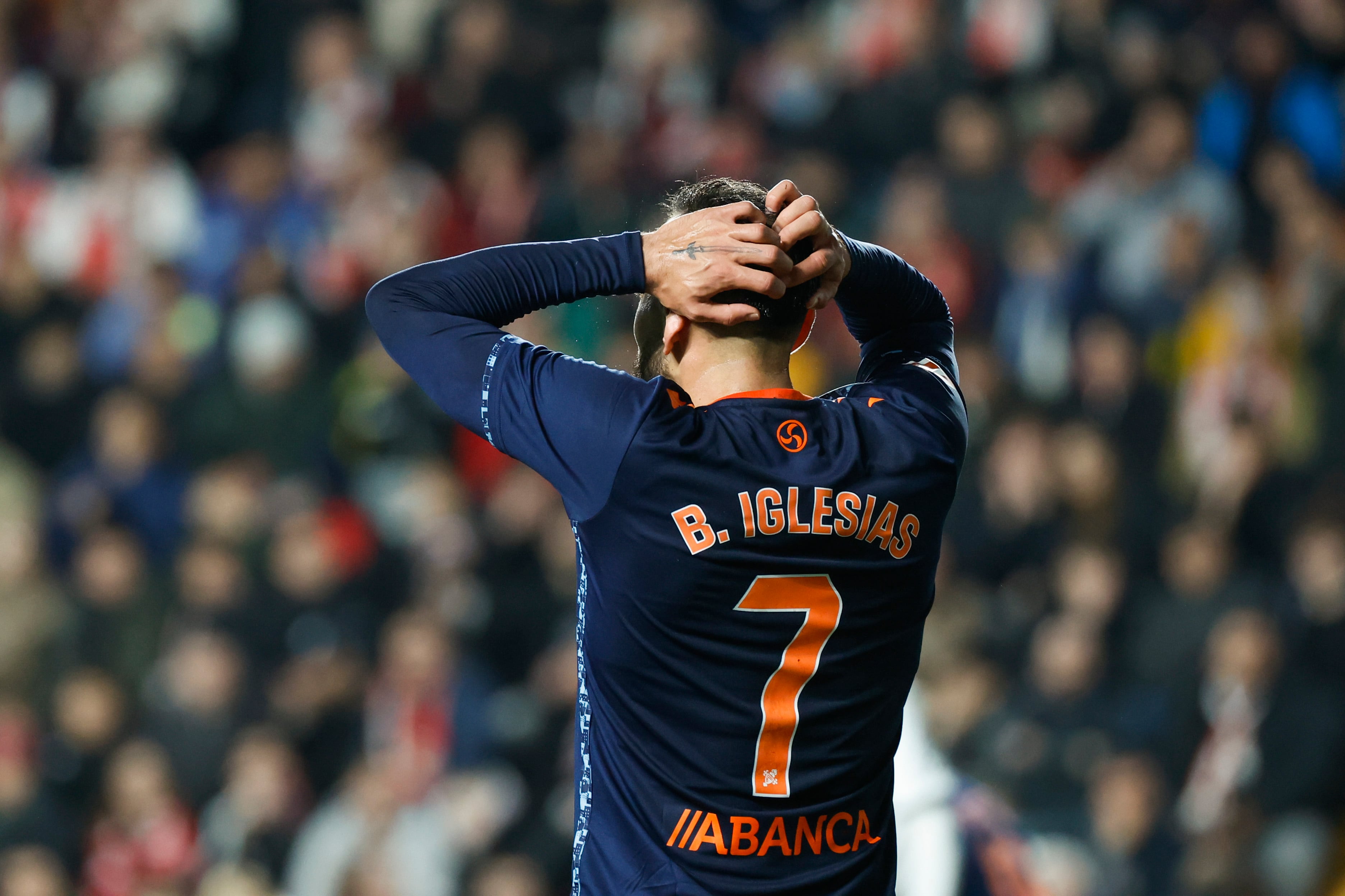 MADRID, 10/01/2025.- El delantero del Celta Borja Iglesias durante el partido de la jornada 19 de LaLiga que Rayo Vallecano y Celta de Vigo disputan este viernes en el estadio de Vallecas. EFE/Juanjo Martín
