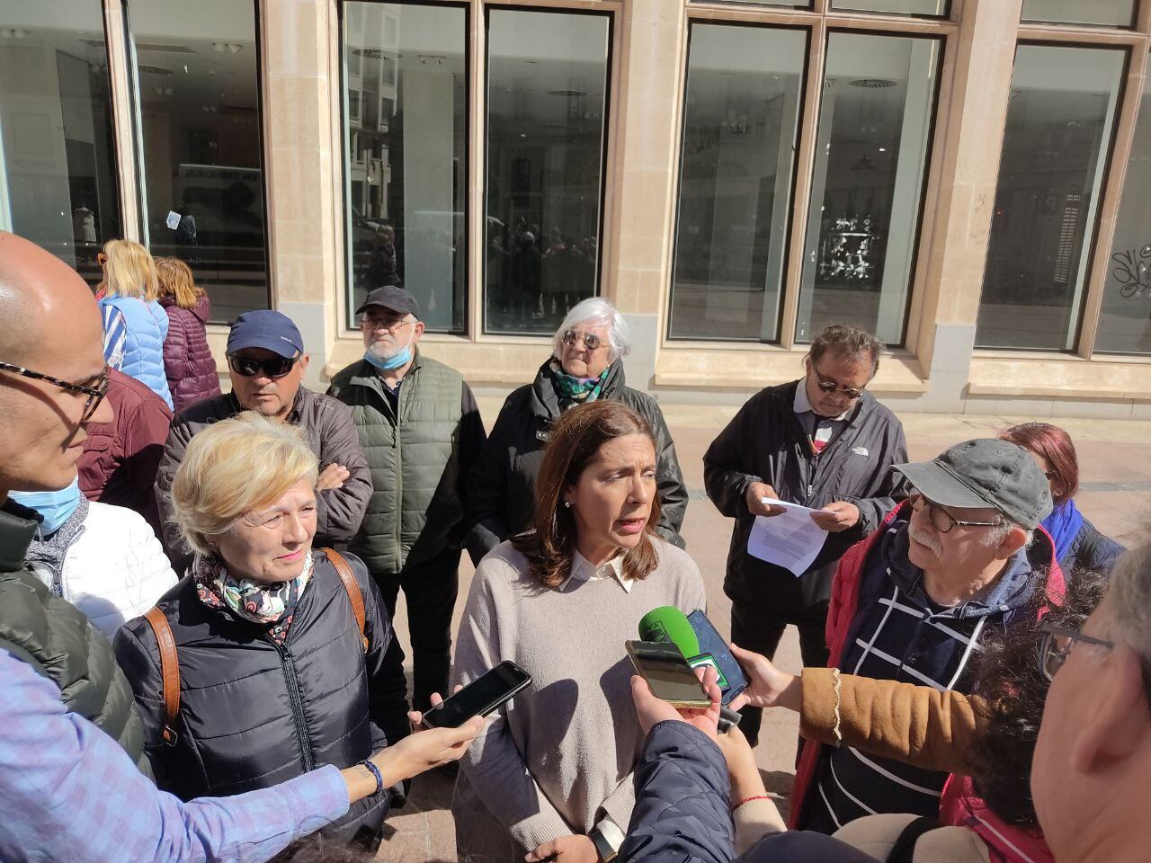 La candidata de Podemos a la alcaldía de Burgos reprocha al PSOE su nula política de vivienda y pide empatía con las necesidades de los mayores