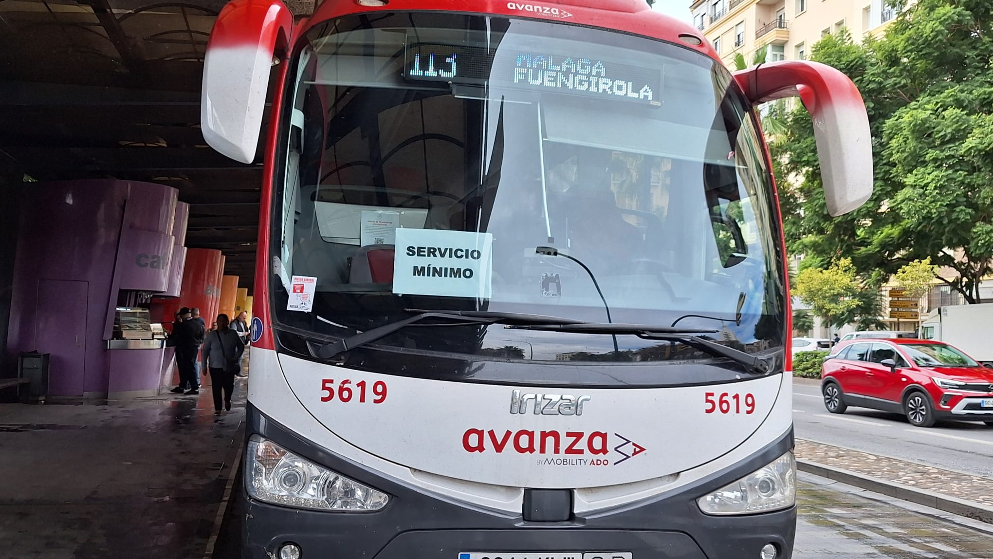 Autobús interurbano en servicios mínimos