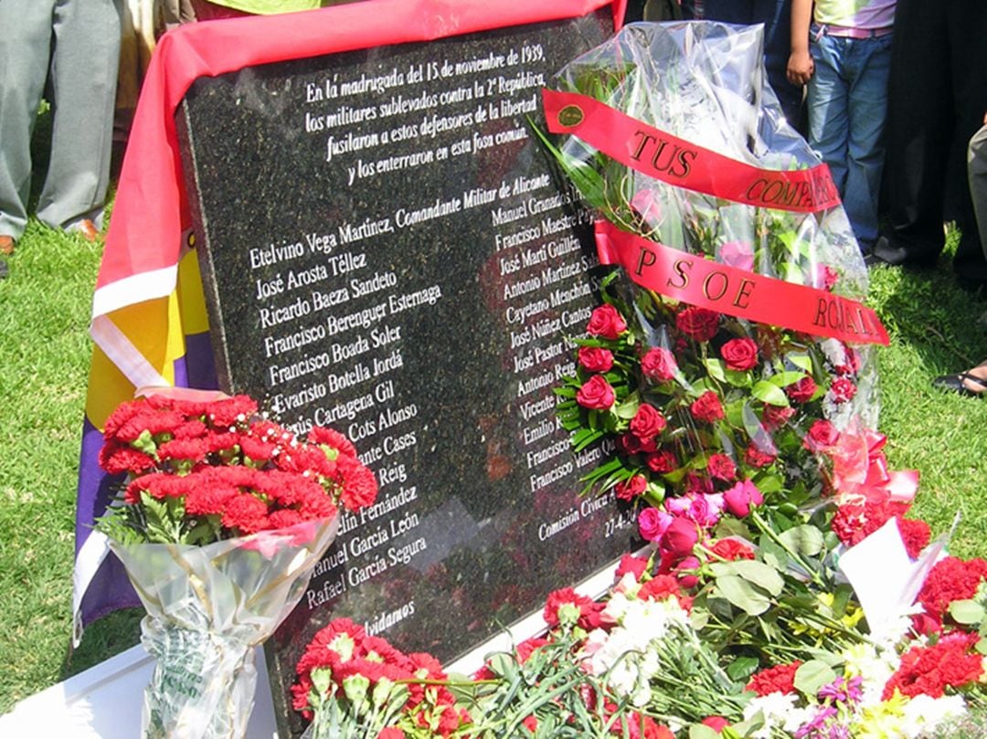 Lapida en el cementerio alicantino colocada por la Comisión Cívica y  dedicada a Etelvino Vega y otros 26 republicanos de la provincia, fusilados en 1939 y enterrados en una fosa común.