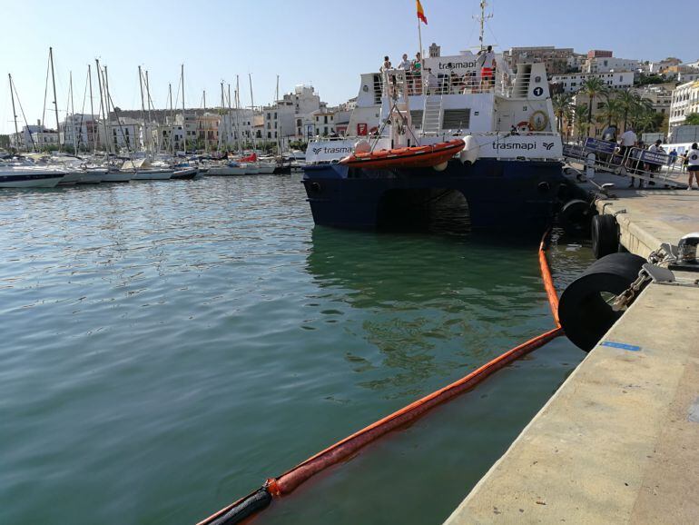 Barreras de contención en el puerto de Ibiza