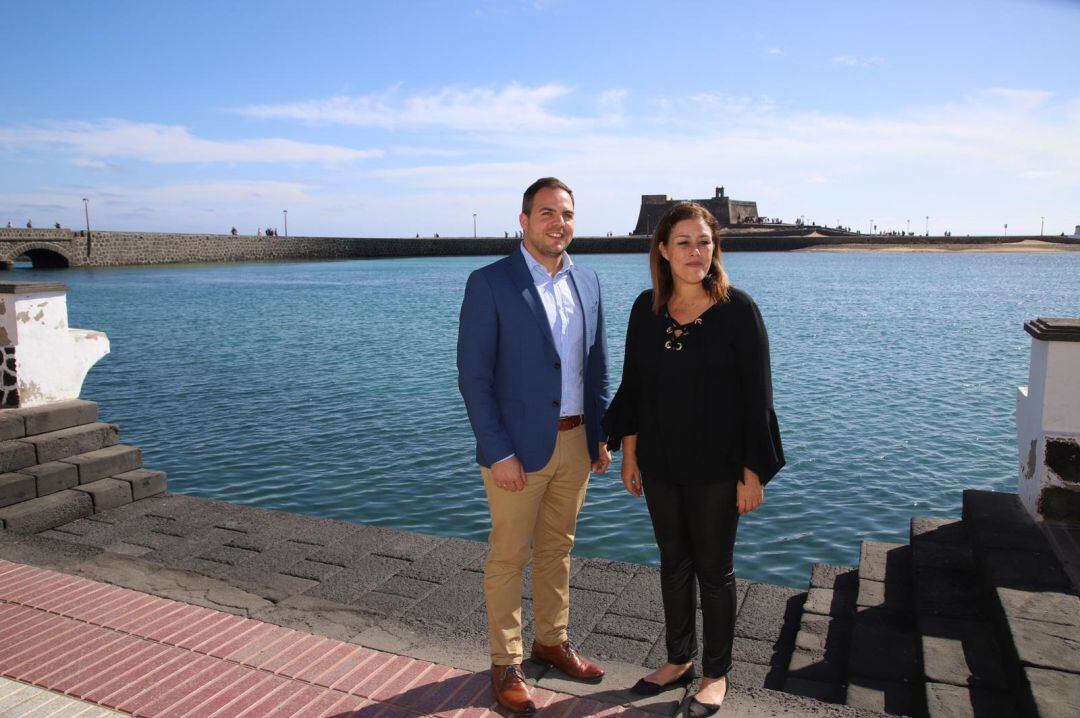 El vicepresidente del Cabildo de Lanzarote, Jacobo Medina, junto a la alcaldesa de Arrecife, Ástrid Pérez, con el castillo de San Gabriel al fondo.