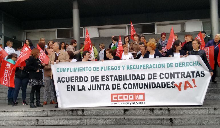 Concentración de las limpiadoras ante las puertas del Hospital de Cuenca