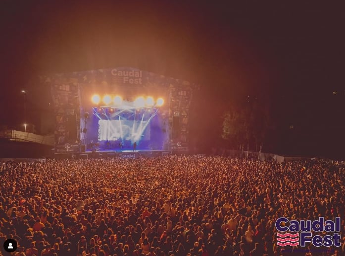 Imagen tomada durante uno de los conciertos del primer día de la cuarta edición del Caudal Fest, a orillas del Río Miño