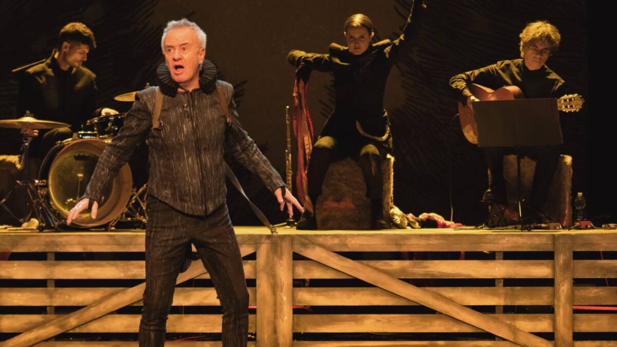 Entrevista a Carlos Hipólito por su papel en la obra 'Burro'.