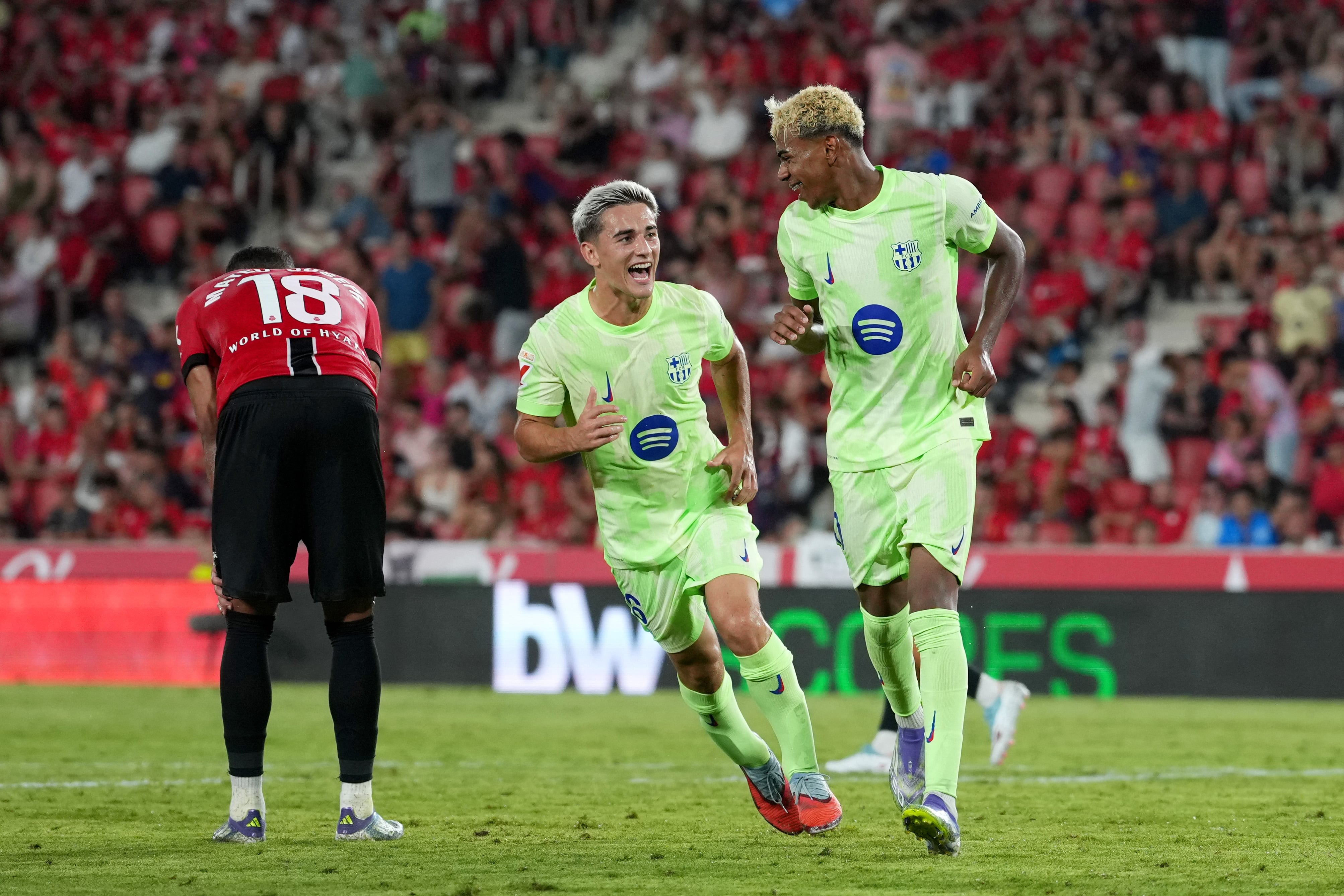 Lamine Yamal y Gavi celebran un gol con el FC Barcelona ante el RCD Mallorca en Son Moix