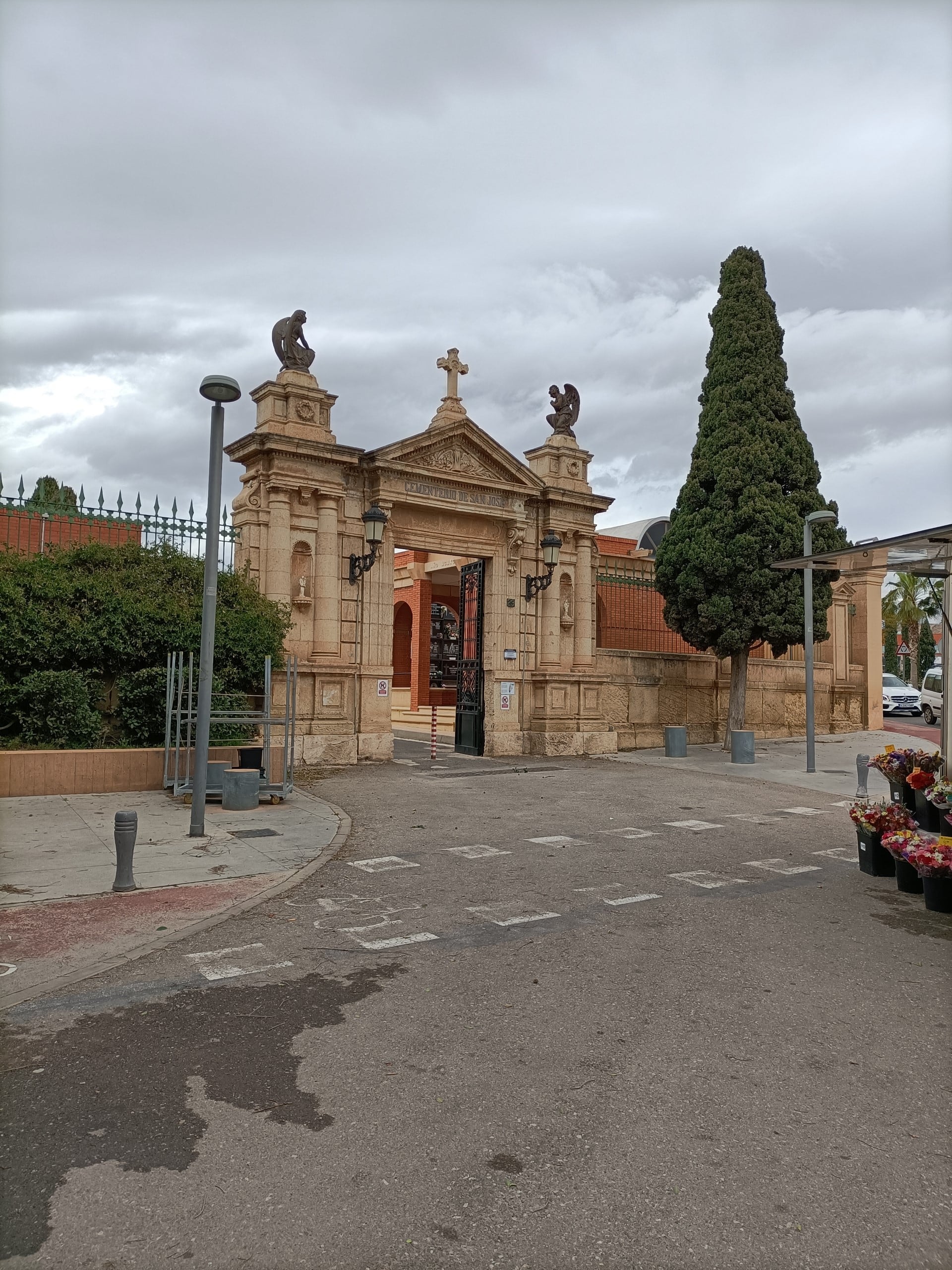 La fachada del cementerio es de finales del siglo XIX.