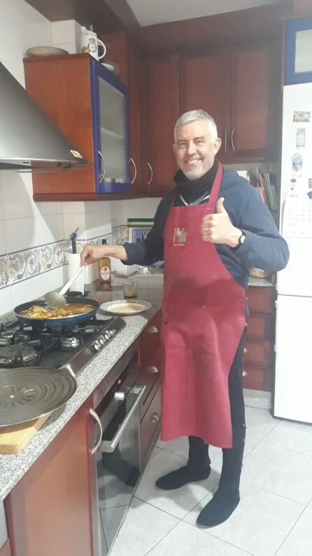 Pepe Belmonte cocinando en casa durante el confinamiento
