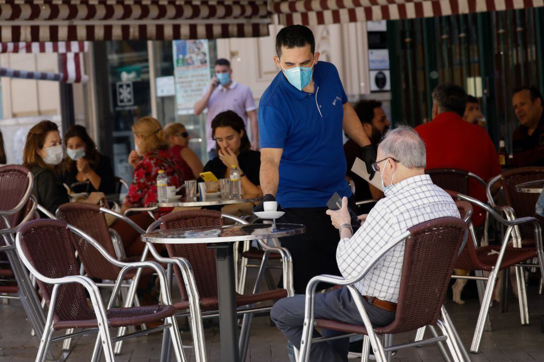 Clientes en las terrazas de los bares de la Plaza de las Flores en la capital de Murcia, el día en el que la región, con la tasa de incidencia en coronavirus más baja de España, pasa a la fase la fase 1 del plan de desescalada.