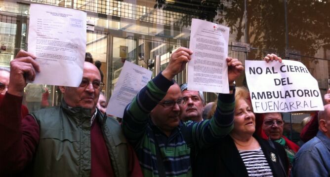 Varios vecinos entregan 8.000 firmas en la Consejería de Sanidad contra el cierre del CEP de Fuencarral