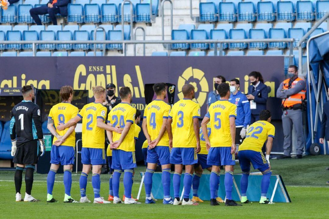 Los jugadores del Cádiz posan para los medios gráficos antes de un partido.