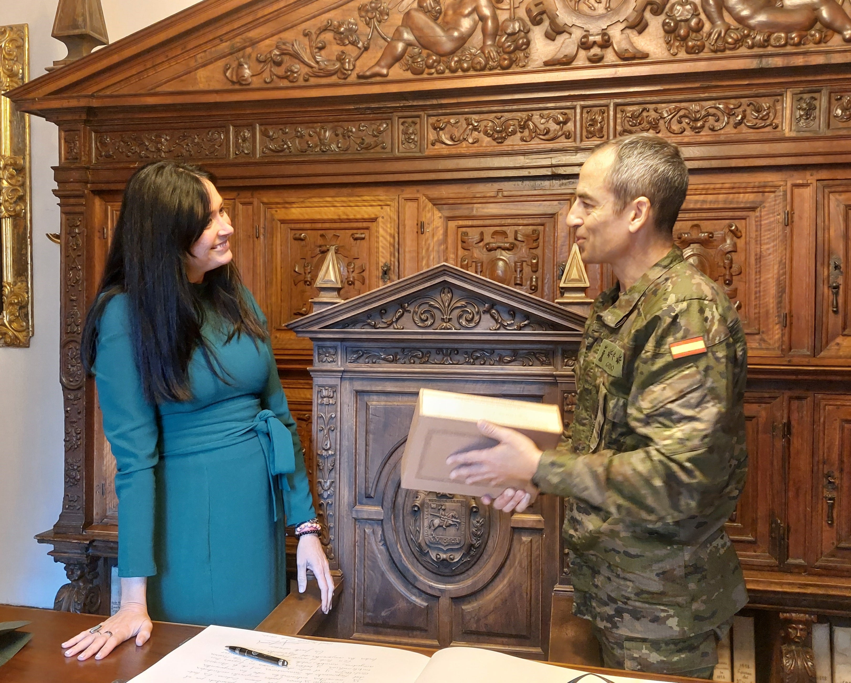 La alcaldesa Lorena Orduna recibe al coronel jefe del Regimiento de Transmisiones N.º 1, Fernando Gordo García en el ayuntamiento