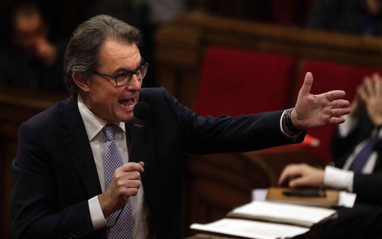 GRA114. BARCELONA, 29/10/2014.- El presidente de la Generalitat de Cataluña, Artur Mas, durante una de sus intervenciones en la sesión de control al gobierno catalán del Parlament que se celebra hoy, después de que el Gobierno haya pedido al Consejo de Estado un informe para impugnar todo el proceso de la consulta alternativa del 9 de noviembre en Cataluña. EFE/Alberto Estévez