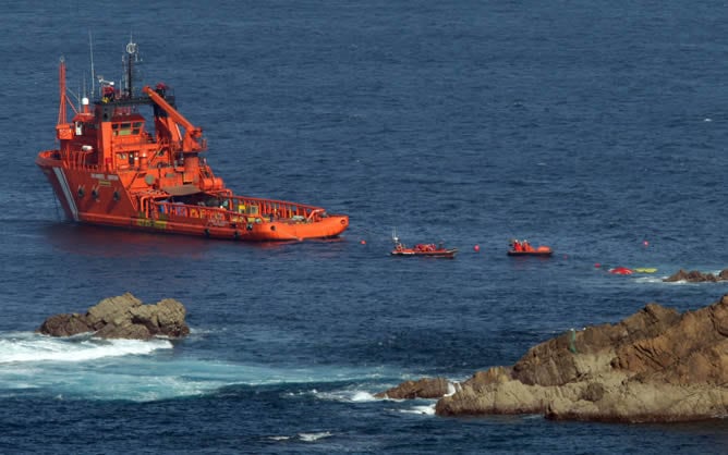 Los buzos intentan concluir el boquete en el casco del pesquero &#039;Santa Ana&#039;, hundido desde hace una semana frente al Cabo Peñas