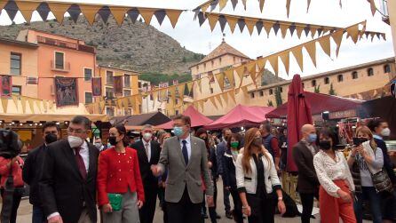 Las autoridades en su recorrido por las principales calles y plazas de la Fira de Tots Sants 2021