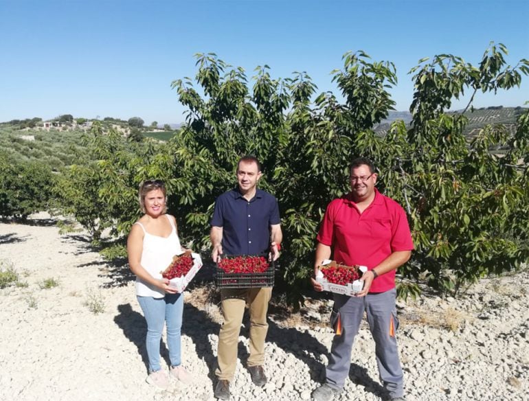 El delegado de Agricultura en Granada (en el centro) visita una de las explotaciones de jóvenes agricultores beneficiada por las ayudas de la Junta