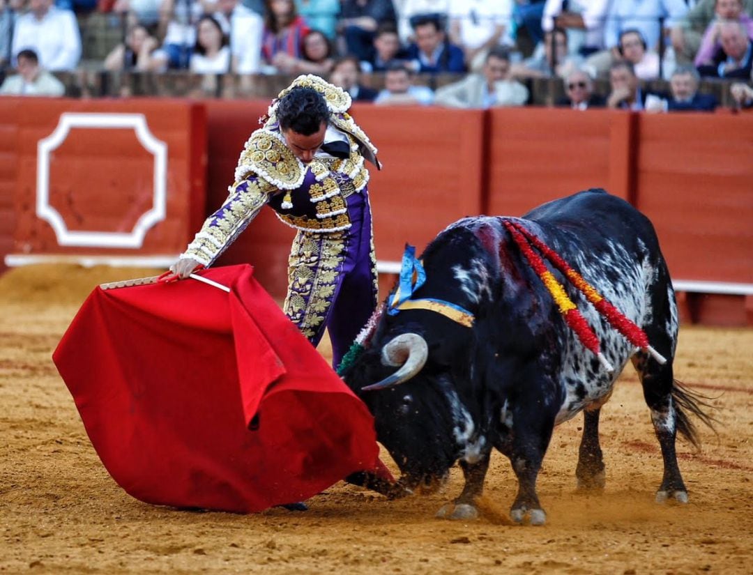 Joaquín Galdós en uno de los buenos derechazos que le dio al quinto toro de la tarde