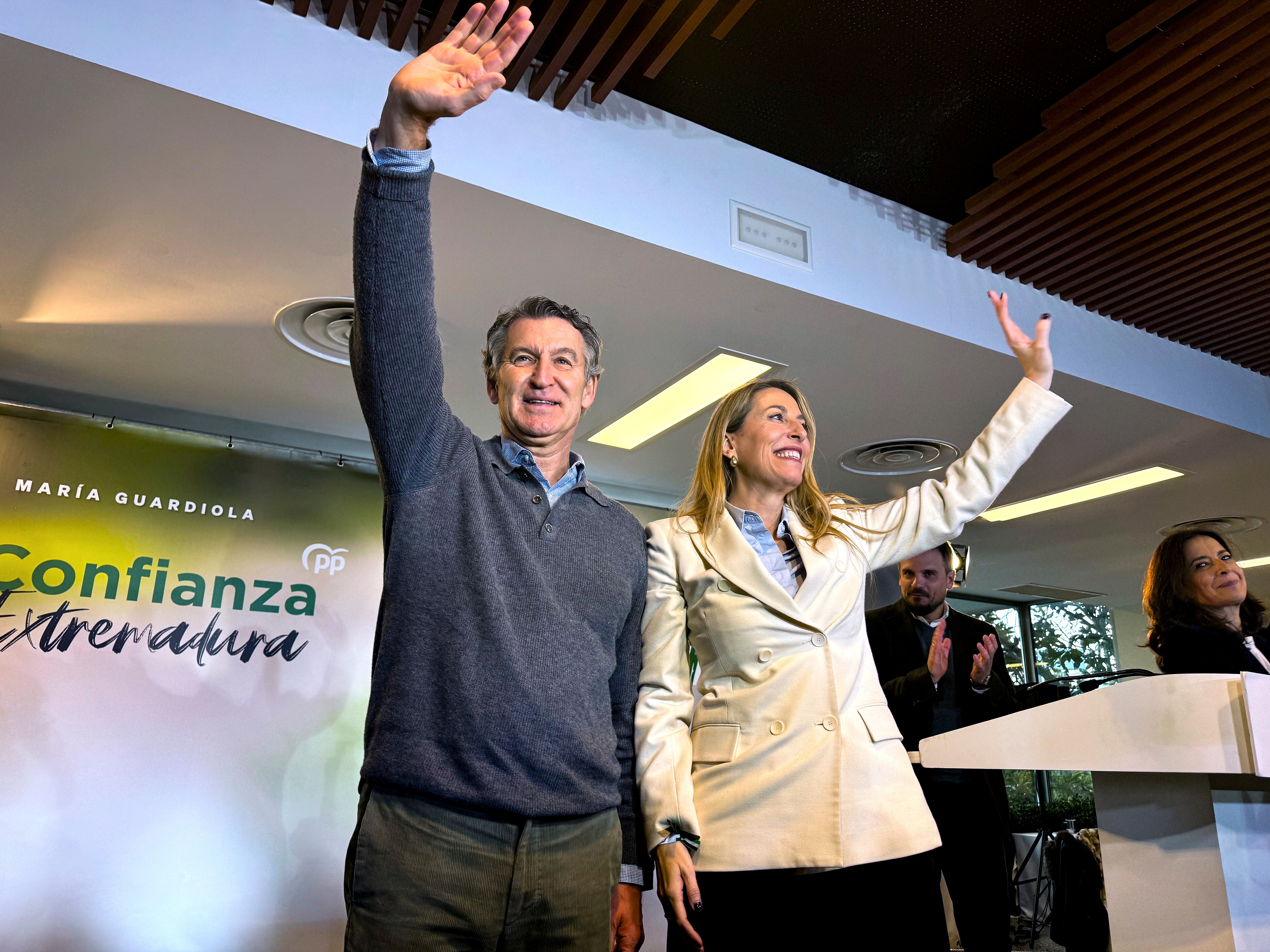 DON BENITO (BADAJOZ, 04/12/2025.- El presidente del PP, Alberto Núñez Feijóo (c), junto a la candidata a revalidar la Presidencia de la Junta de Extremadura, María Guardiola durante un acto del partido en la localidad pacense de Don Benito, de cara a los comicios autonómicos el próximo 21 de Diciembre. EFE/ Samuel Sánchez