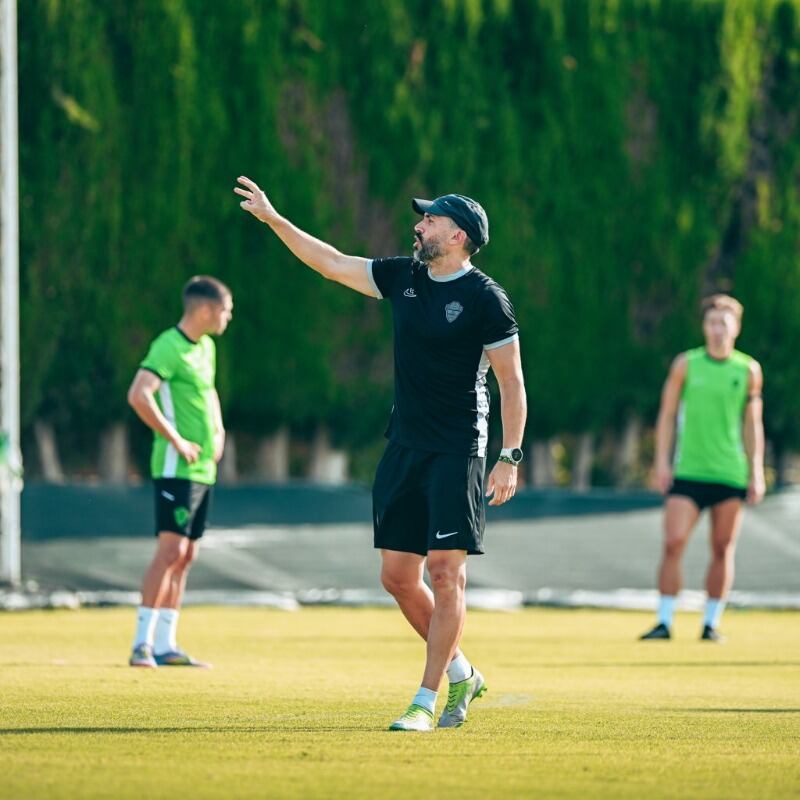 El técnico del Elche, Eder Sarabia, durante un entrenamiento en el Díez Iborra