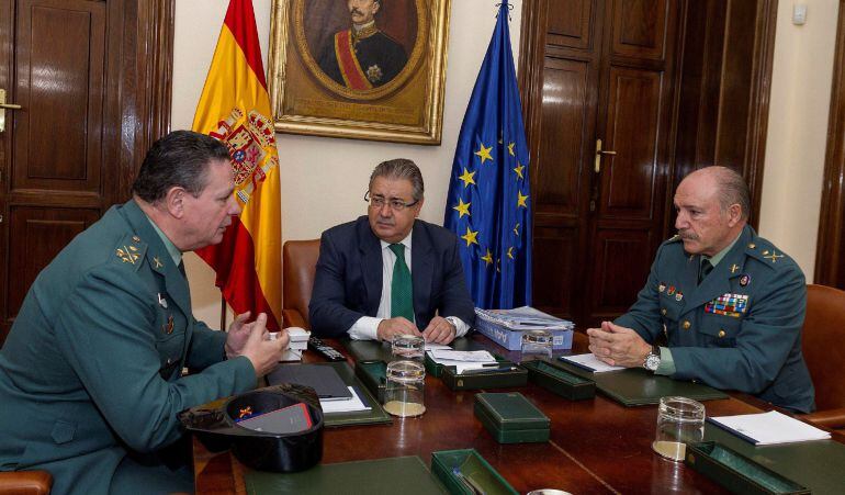 El ministro del Interior, Juan Ignacio Zoido, se ha reunido esta mañana en la sede del Ministerio con el teniente general de la Guardia Civil, Laurentino Ceña y el general jefe de Policía Judicial de la Guardia Civil, Pedro Ortega.