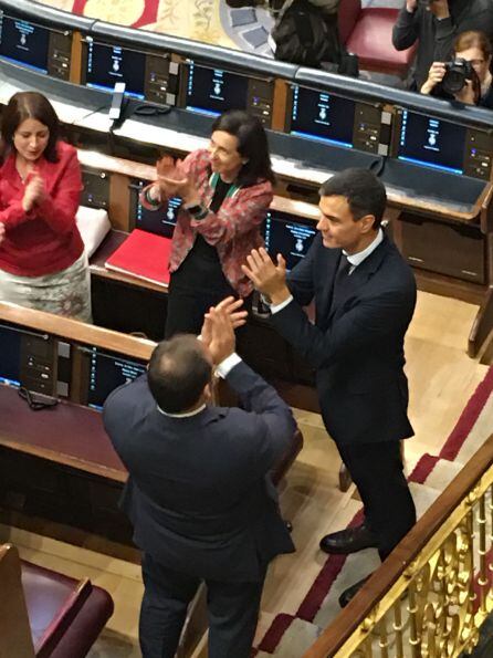 Pedro Sánchez, instantes después de que su moción de censura contra Rajoy saliera adelante en el Congreso.