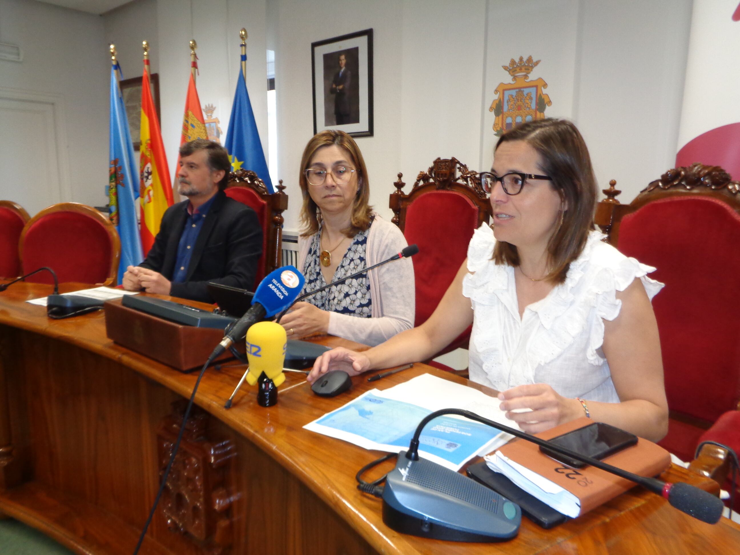 Olga Maderuelo, en primer término, explica los detalles del Plan