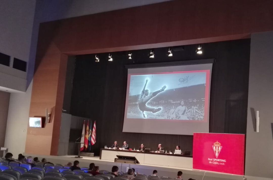 La asamblea comenzó con un minuto de silencio y un recuerdo especial para Quini.