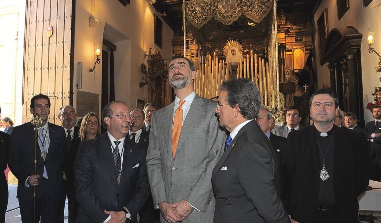 El rey Don Felipe VI, ante el paso de palio de la Virgen de Las Aguas el Lunes Santo de 2015