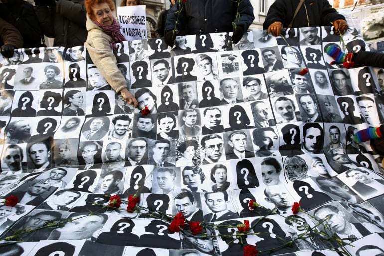 Mural con rostros de republicanos desaparecidos durante la Guerra Civil y el franquismo