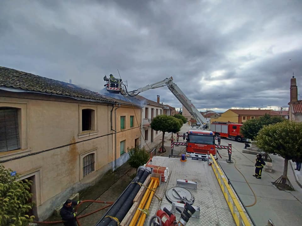 Varias dotaciones de bomberos de la provincia de Valladolid sofocan un incendio en varias viviendas en Chañe