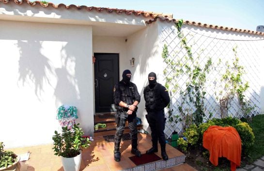 Agentes de la Guardia Civil ante un chalet de la urbanización Vilafortuny