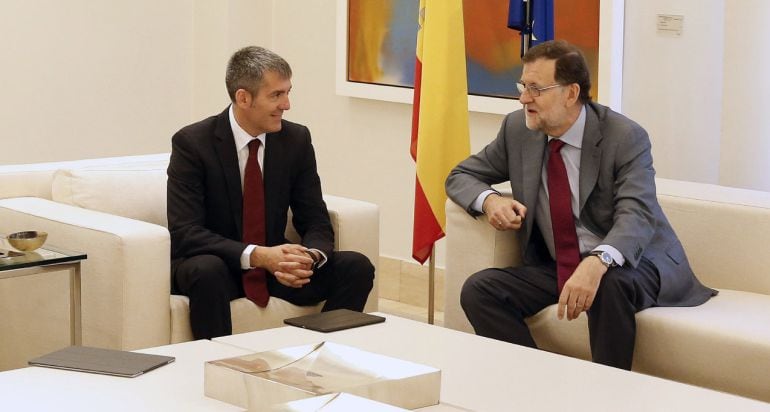 El presidente del Gobierno, Mariano Rajoy, conversa con el presidente de Canarias, Fernando Clavijo, durante la reunión que han mantenido en el Palacio de la Moncloa