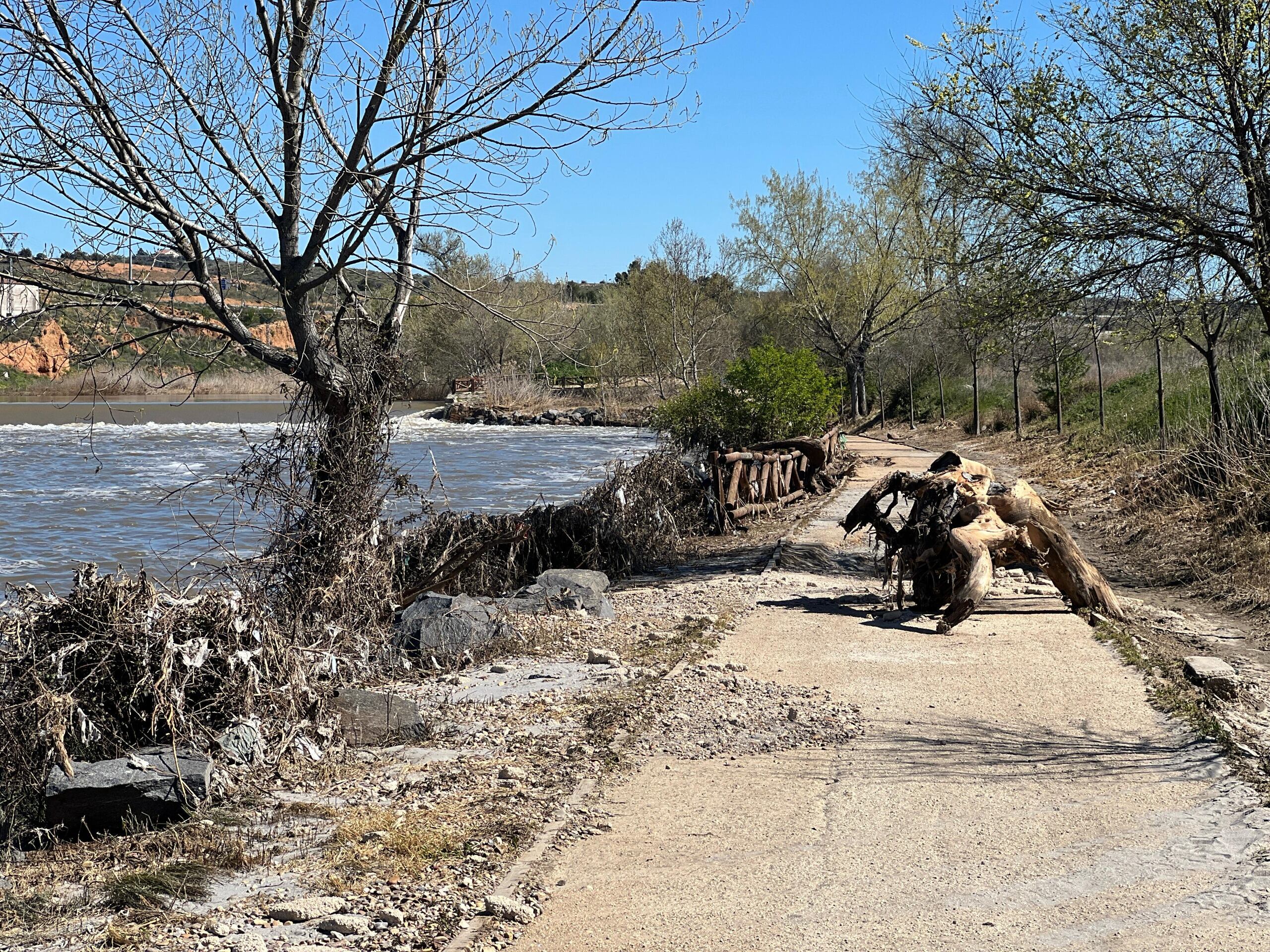 Imagen de algunos de los daños de la crecida del río Tajo en las sendas peatonales de Toledo