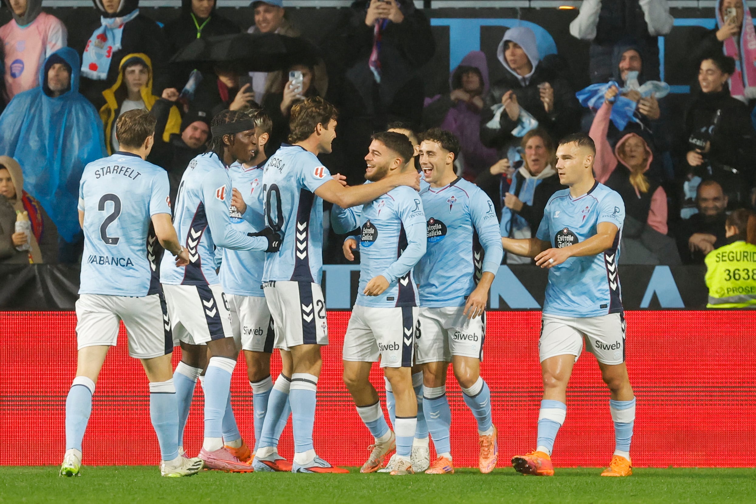 VIGO, 09/11/2025.- Los jugadores del Celta celebran el primer gol del equipo gallego durante el encuentro correspondiente a la jornada 12 de Laliga EA Sports que disputan hoy domingo Celta y FC Barcelona en el estadio de Balaidos, en la capital gallega. EFE / Lavandeira.