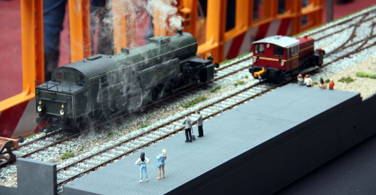 Una maqueta de locomotora que treu fum