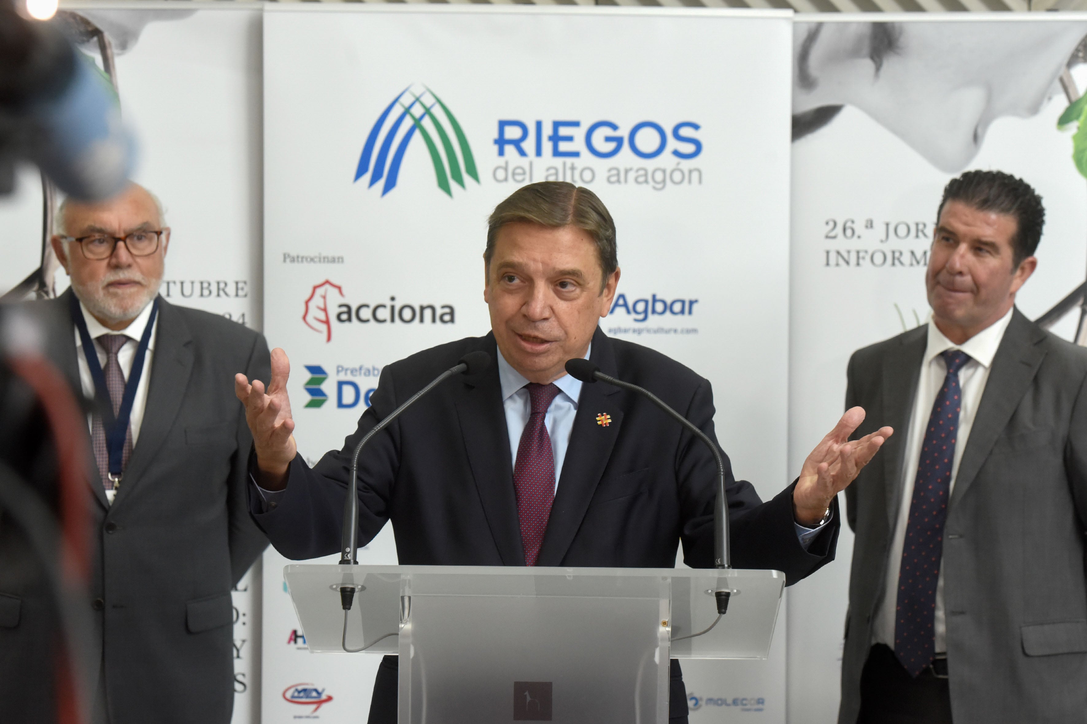 HUESCA, 17/10/2024.- El ministro de Agricultura, Pesca y Alimentación, Luis Planas (c), clausura la jornada informativa de Riegos del Alto Aragón &#039;Voces del sector agrario: demandas y propuestas&#039;, organizada por la Comunidad General de Riegos del Alto Aragón, este jueves en Huesca. EFE/ Javier Blasco
