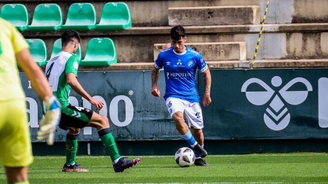 Rober Luna durante el partido en Sevilla