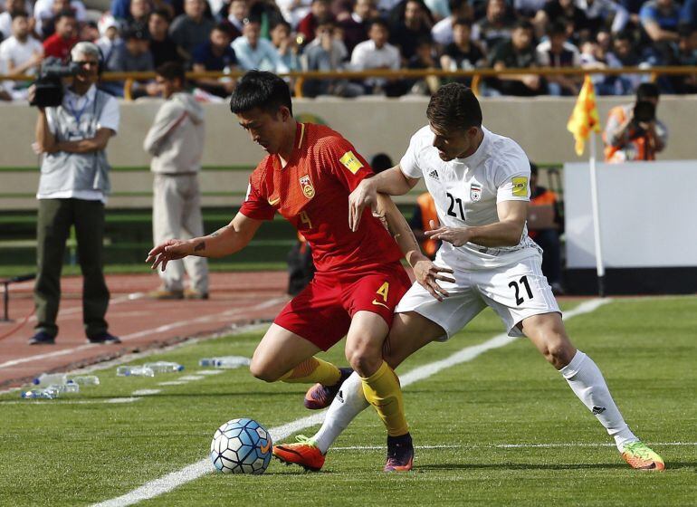 El futboliosta iraní Vorya Ghafuri (d) en acción frente al chino Jiang Zhipeng (i) durante el partido clasificatorio para la Copa del Mundo de Rusia 2018 entre Irán y China disputado en el Azadi stadium en Teherán