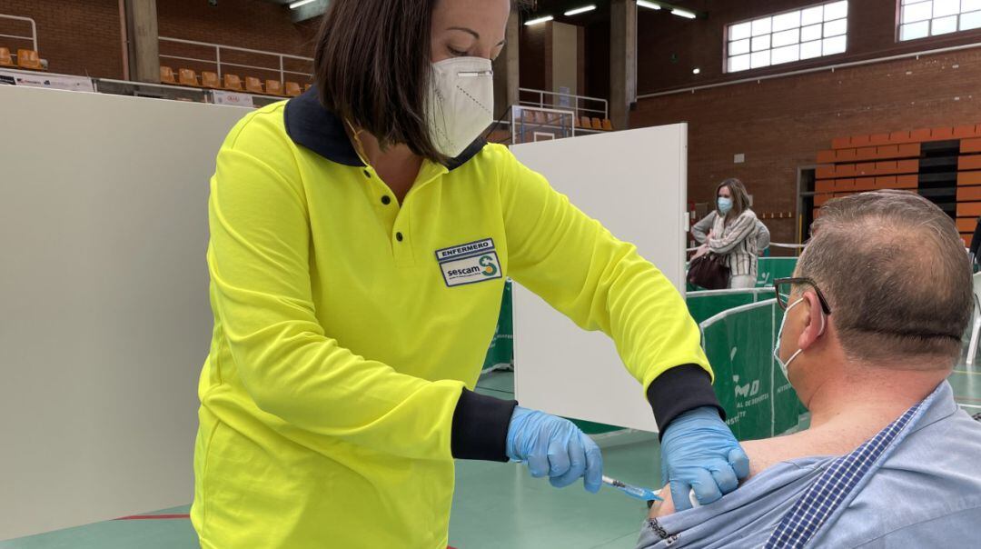 Comienza la vacunación de docentes y trabajadores de centros sanitarios de Albacete en el Pabellón de la Feria