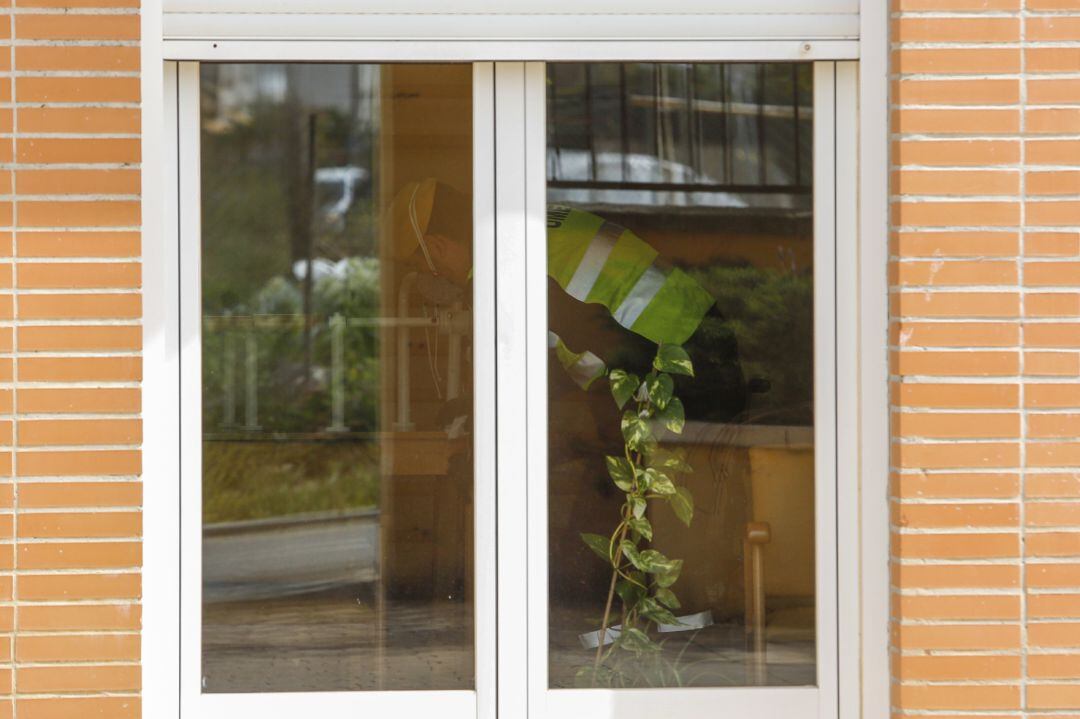 Un miembro de la UME atendiendo a una persona en una residencia de ancianos 