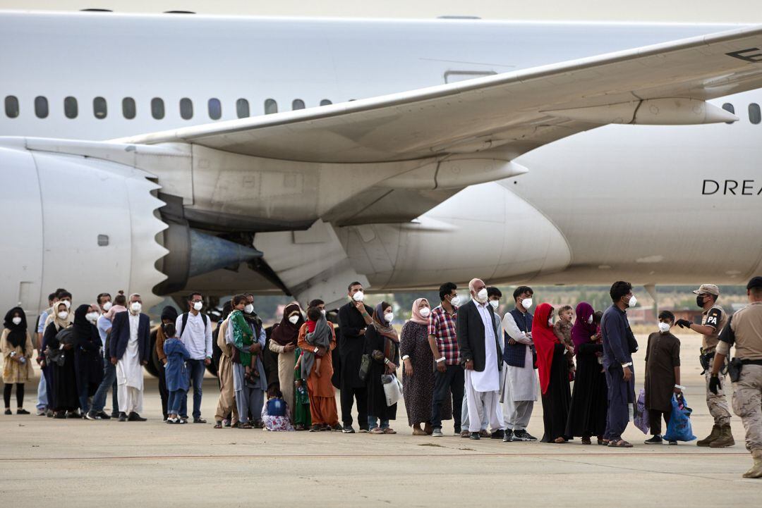 Llegan a España 331 refugiados afganos y hay otros 292 en aeropuerto de Kabul.