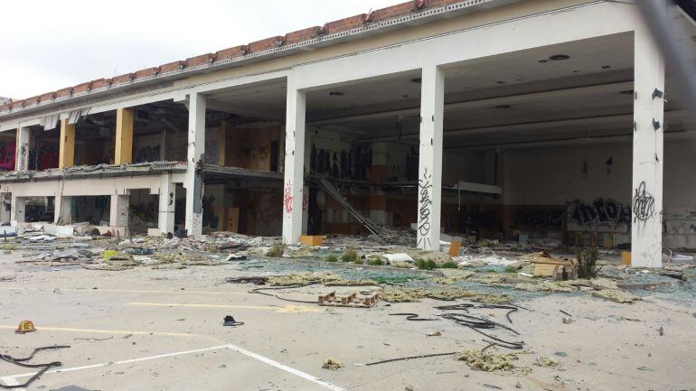 Los socialistas denuncian las ruinas del Polígono Industrial y el peligro que suponen 