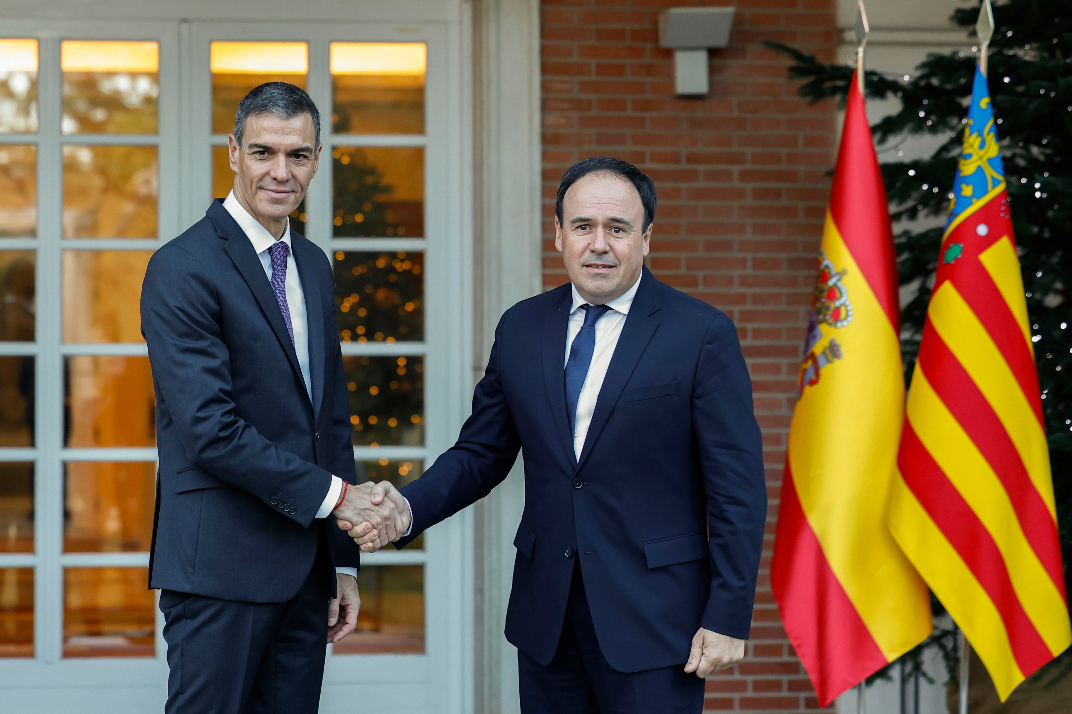 FOTODELDÍA MADRID, 17/12/2025.- El presidente del Gobierno, Pedro Sánchez (i), saluda al presidente de la Generalitat Valenciana, Juan Francisco Pérez Llorca, con quien se reúne este miércoles en Moncloa. EFE/Chema Moya