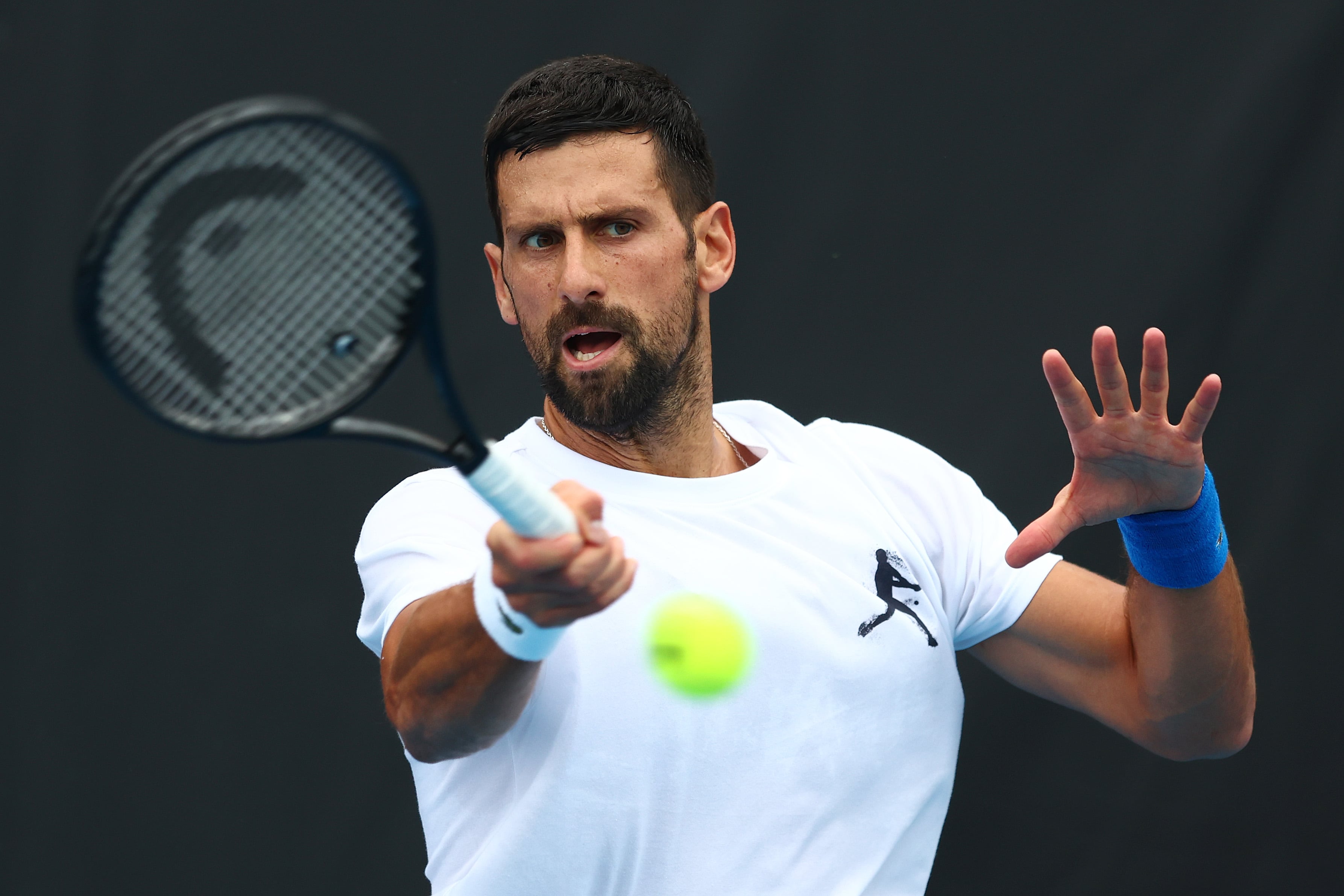 Novak Djokovic entrena antes de debutar en Brisbane 2024