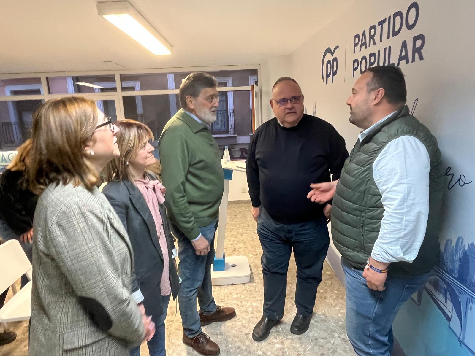 Alejandro Vázqiuez, consejero de sanidad y candidato del PP por Burgos a las Cortes regionales (segundo por la izda) junto a cargos públicos del PP de la Ribera y con el también candidato del PP por Burgos y ribereño Alberto Rasero (primero por la izda)
