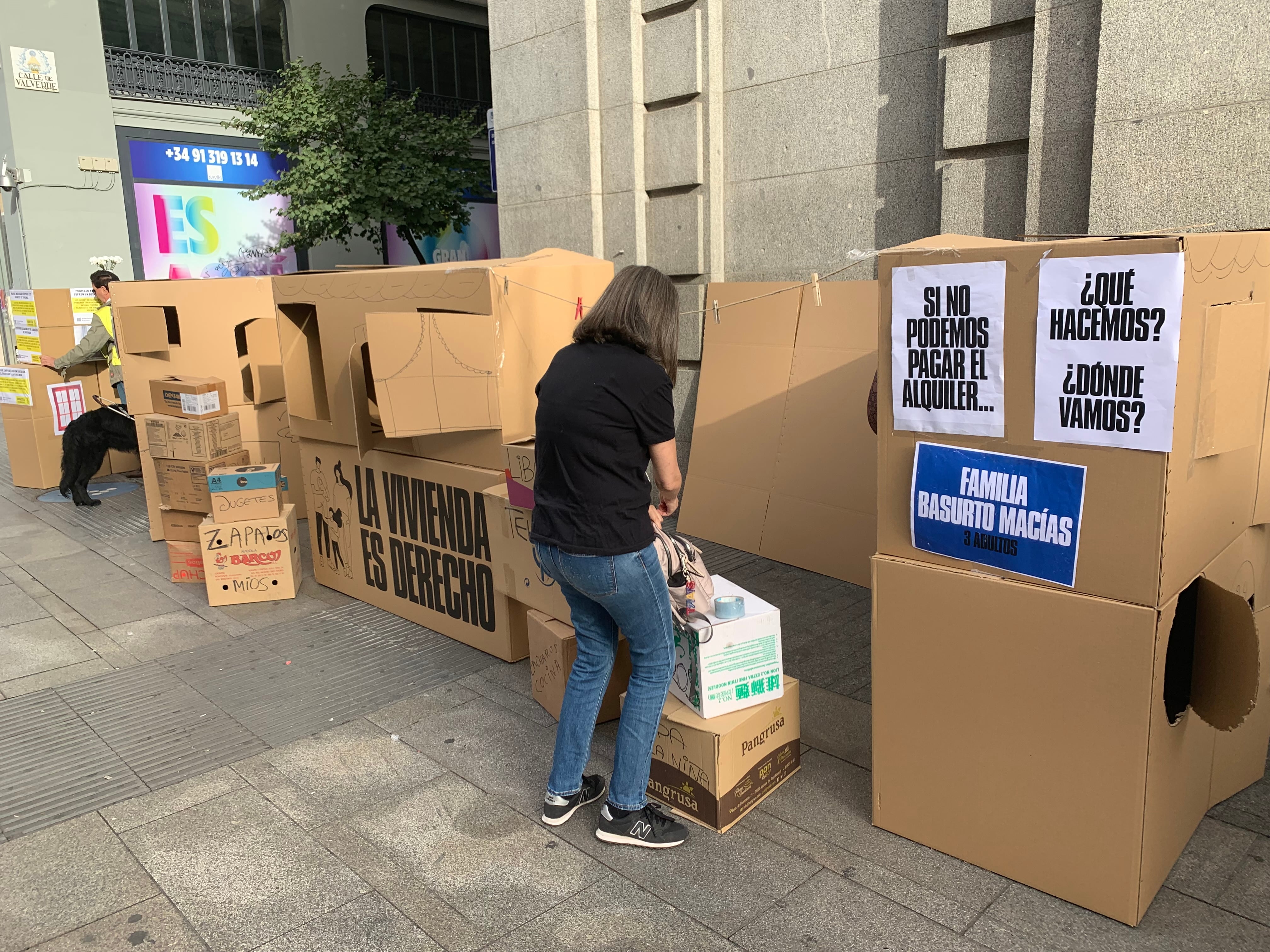 La portavoz de la PAH en Madrid, Laura Barrios, afanada en construir una de las casas de cartón que han poblado la Gran Vía